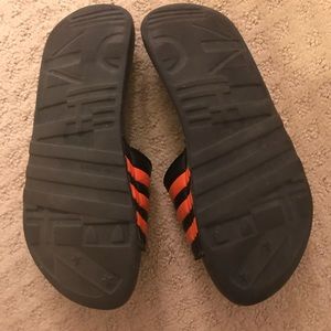 adidas Shoes - preloved super comfy adidas slides adidas Shoes - preloved super comfy adidas slides
